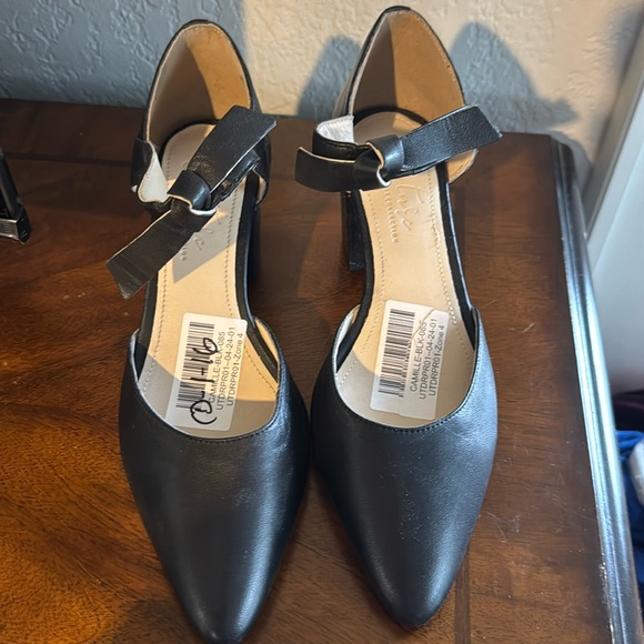 Journee Signature Shoes - Journee Signature Womens Black leather Strappy Leather Pumps Shoes NWT 8.5
